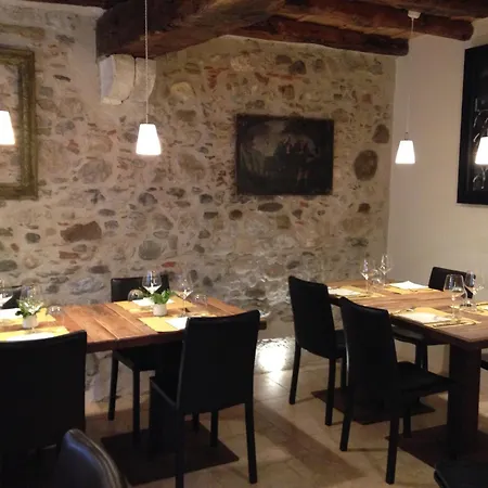 La Maison Lion Bed & Breakfast *